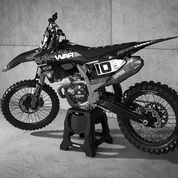 Total covering moto
